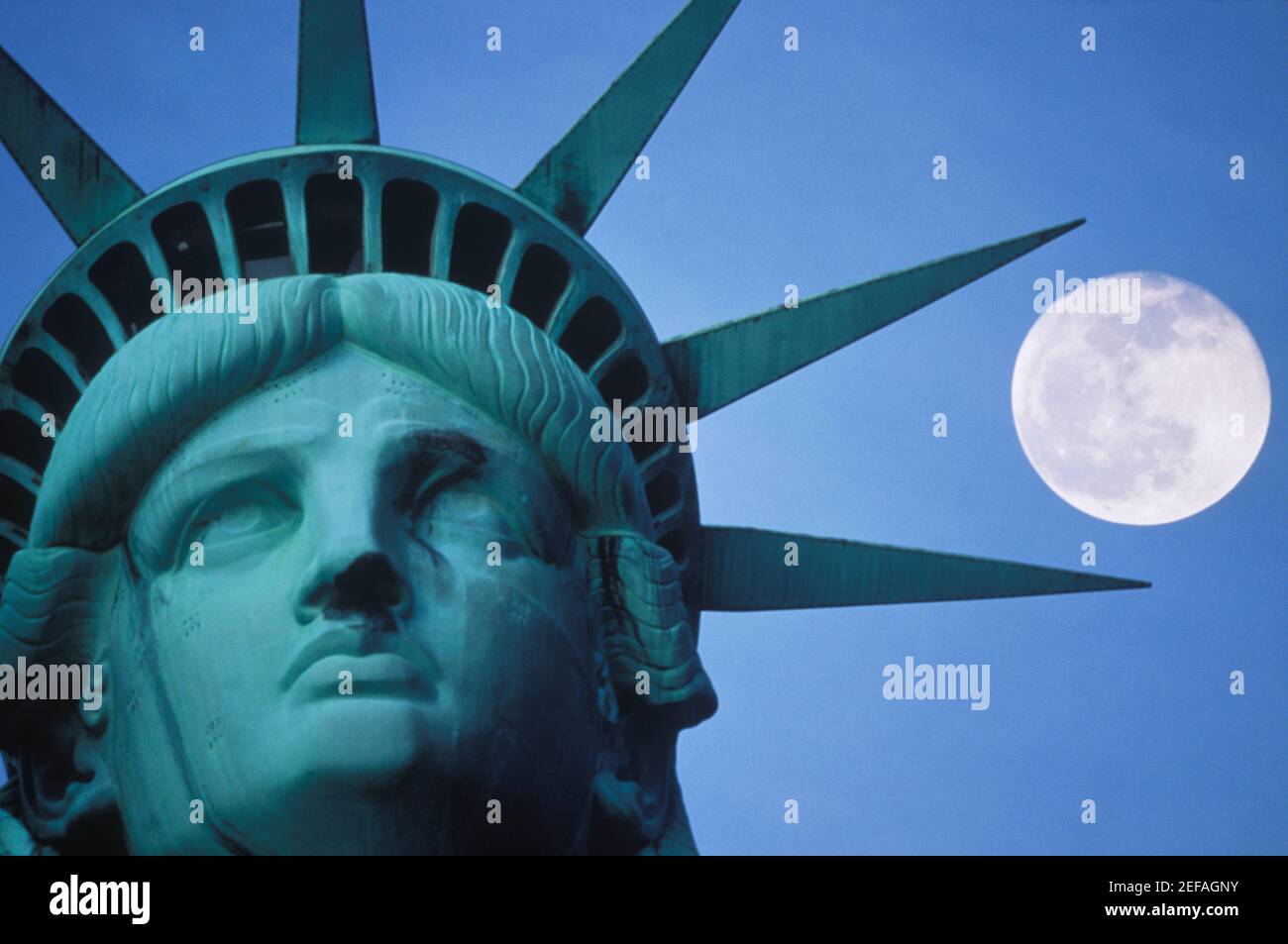 Luna sopra una statua, Statua della libertà, New York City, New York state, USA Foto Stock