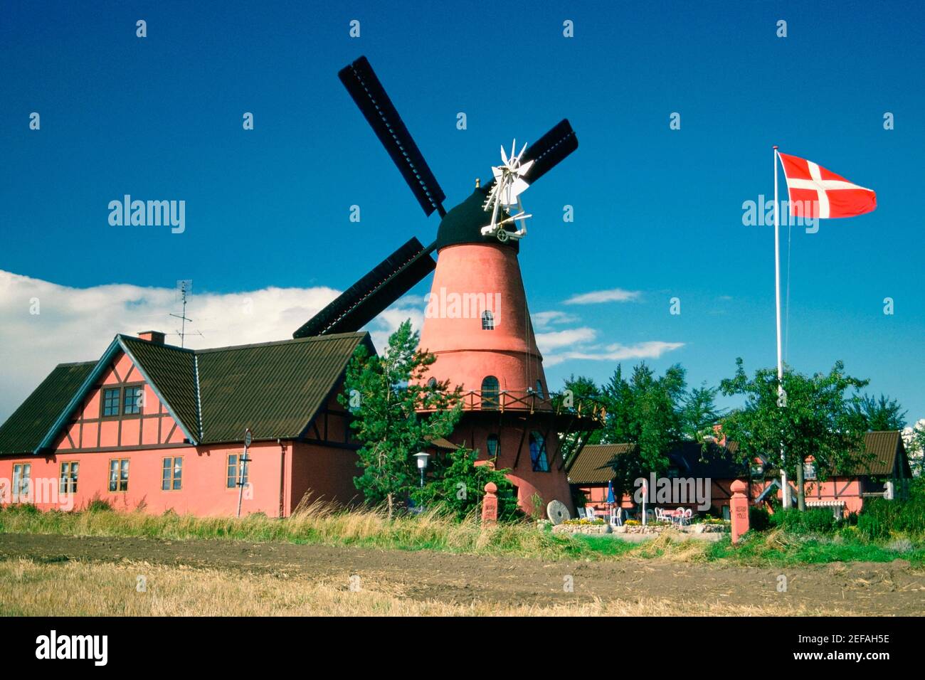 Ristorante vicino a un mulino a vento, Funen County, Danimarca Foto Stock
