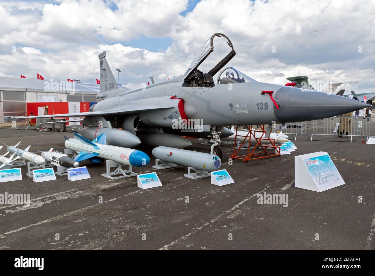 Pakistan Air Force PAC JF-17 Thunder aerei da combattimento in esposizione statica al Paris Air Show. Francia - 20 giugno 2019 Foto Stock