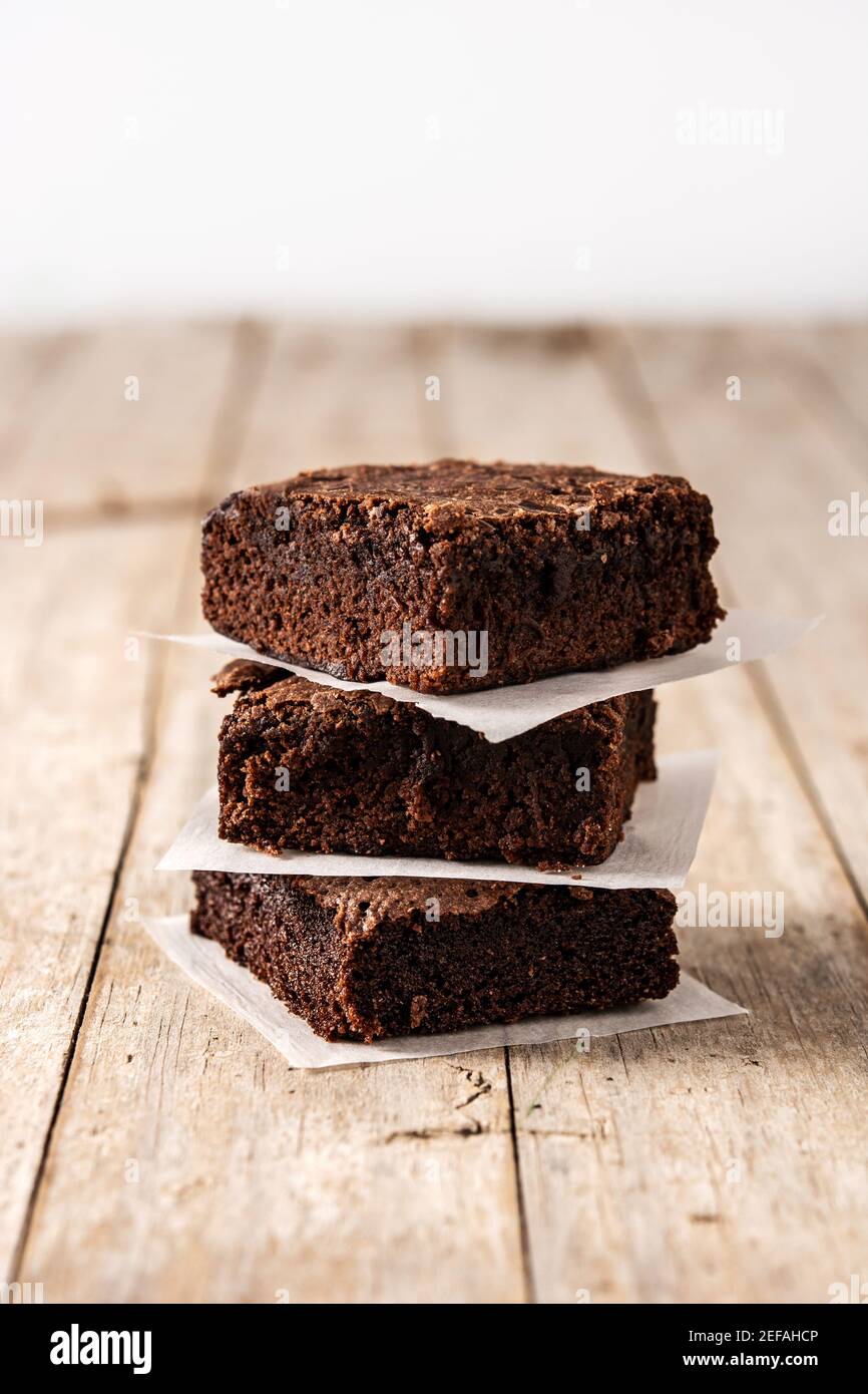 Pezzi di brownie fatti in casa su un tavolo di legno Foto Stock
