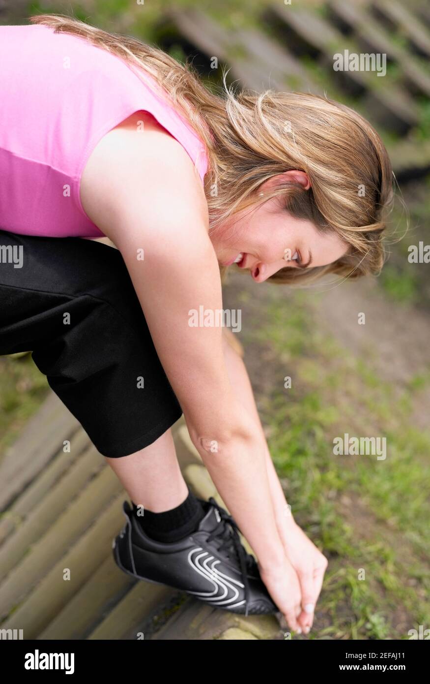 Profilo laterale di una giovane donna di toccare la sua dita Foto Stock