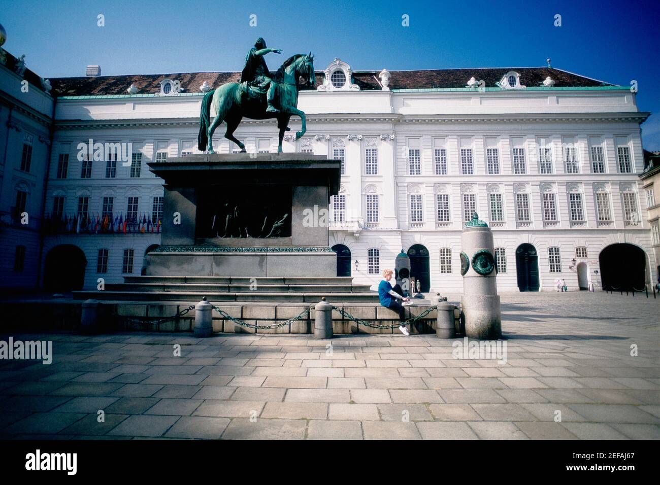 Statua di fronte a un edificio, Josefsplatz, Vienna, Austria Foto Stock