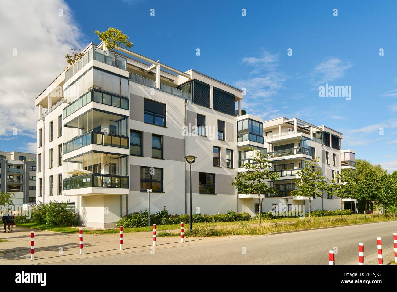 Moderna zona residenziale con appartamenti con appartamenti in affitto la città in estate Foto Stock