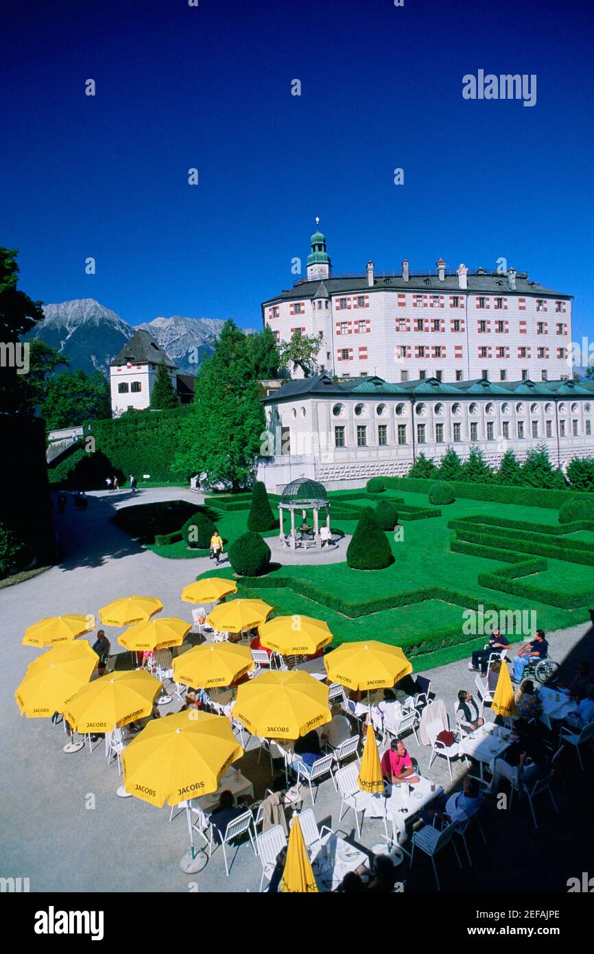 Vista ad alto angolo di un caffè accanto a un castello, il castello di Ambras, Innsbruck, Austria Foto Stock