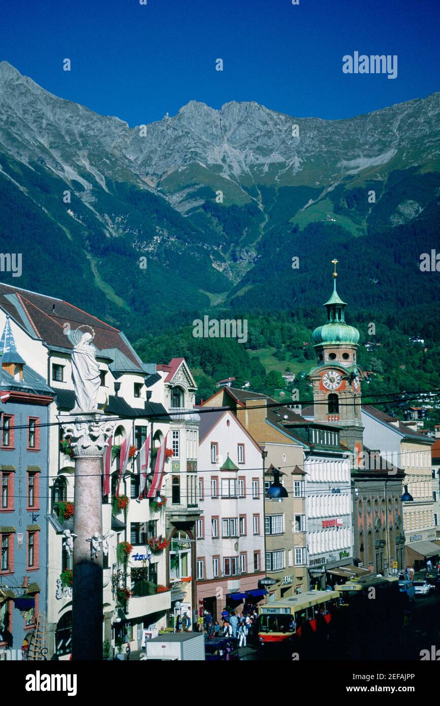 Case a schiera sul lato della montagna, Maria Teresa, Innsbruck, Austria Foto Stock
