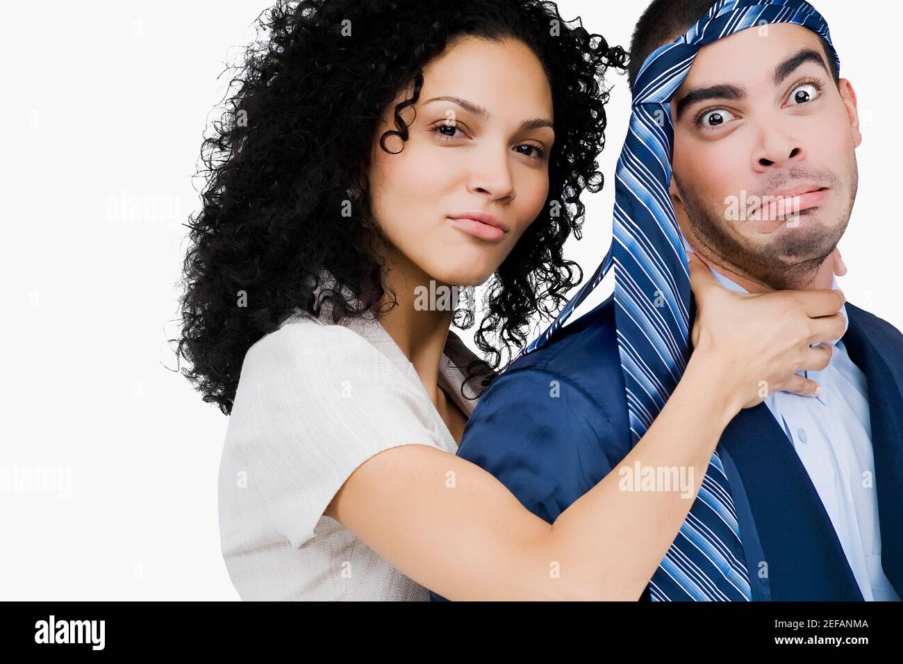 Ritratto di una donna d'affari che finge di strangulare un uomo d'affari Foto Stock