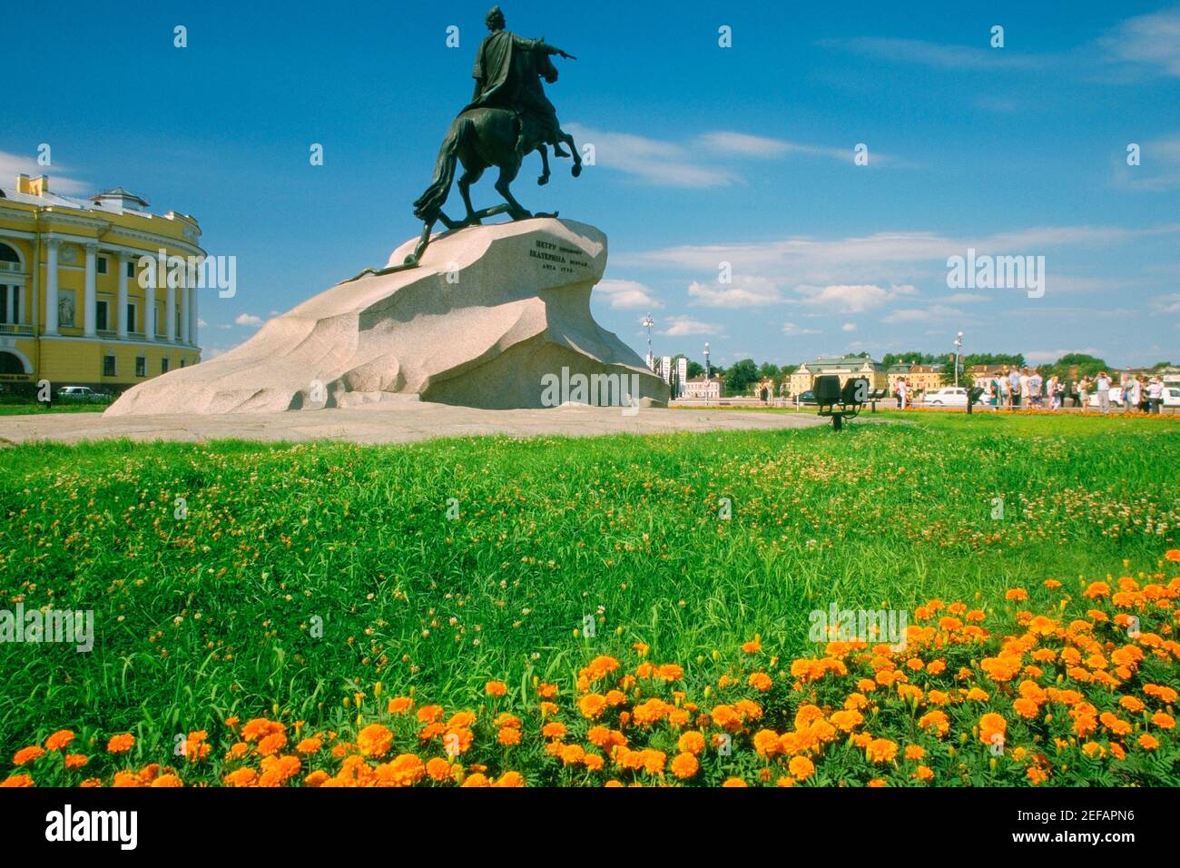 Vista ad angolo basso di una statua in un giardino, la statua di Pietro il Grande, San Pietroburgo, Russia Foto Stock