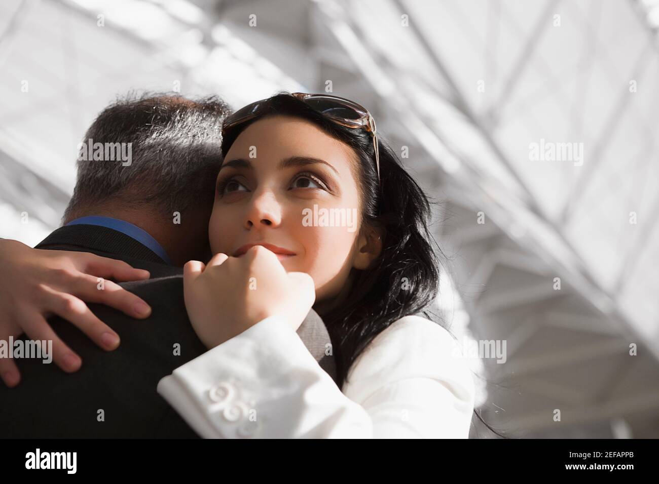 Close up di una donna d'affari che abbracciava un uomo d'affari Foto Stock