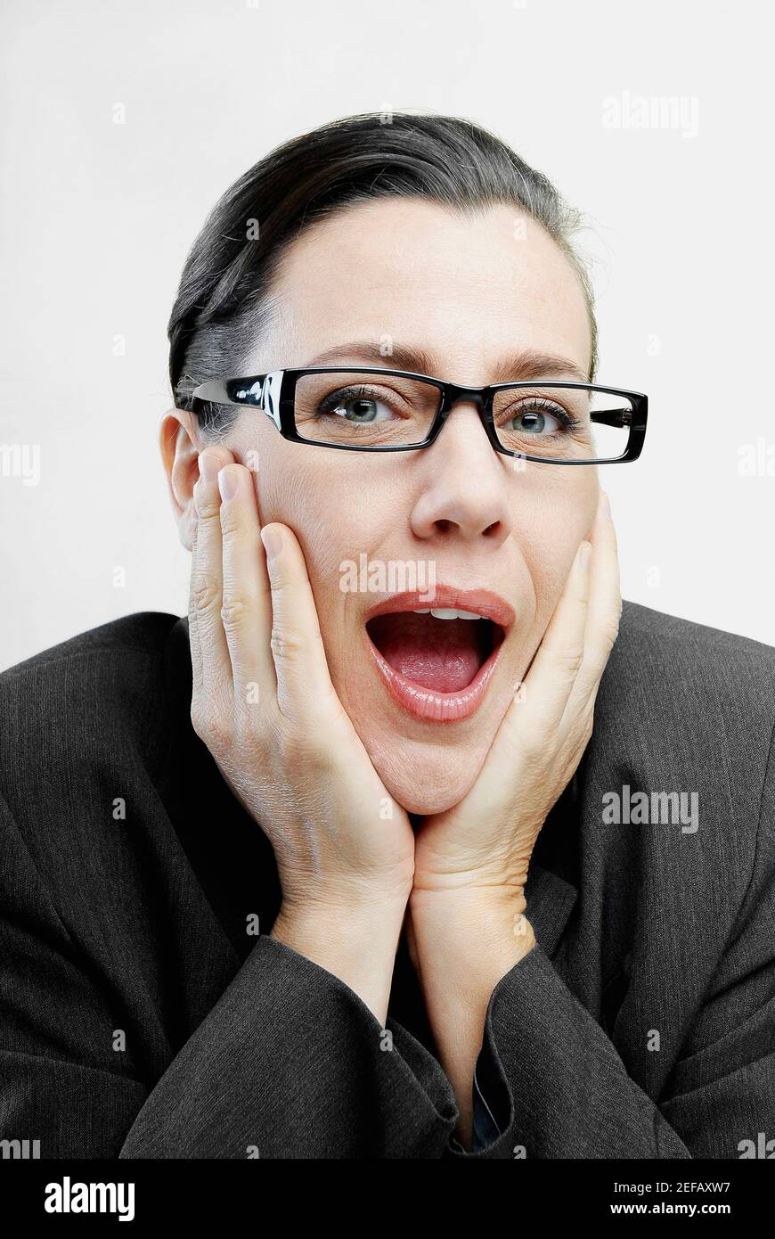 Ritratto di una donna d'affari con le mani sul mento Foto Stock