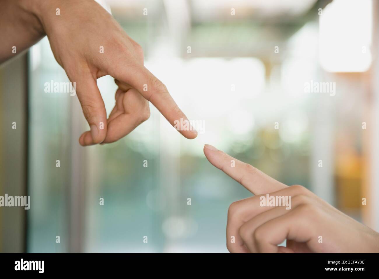 Close up di coupleÅ½s dita che puntano l'una verso l'altra Foto Stock