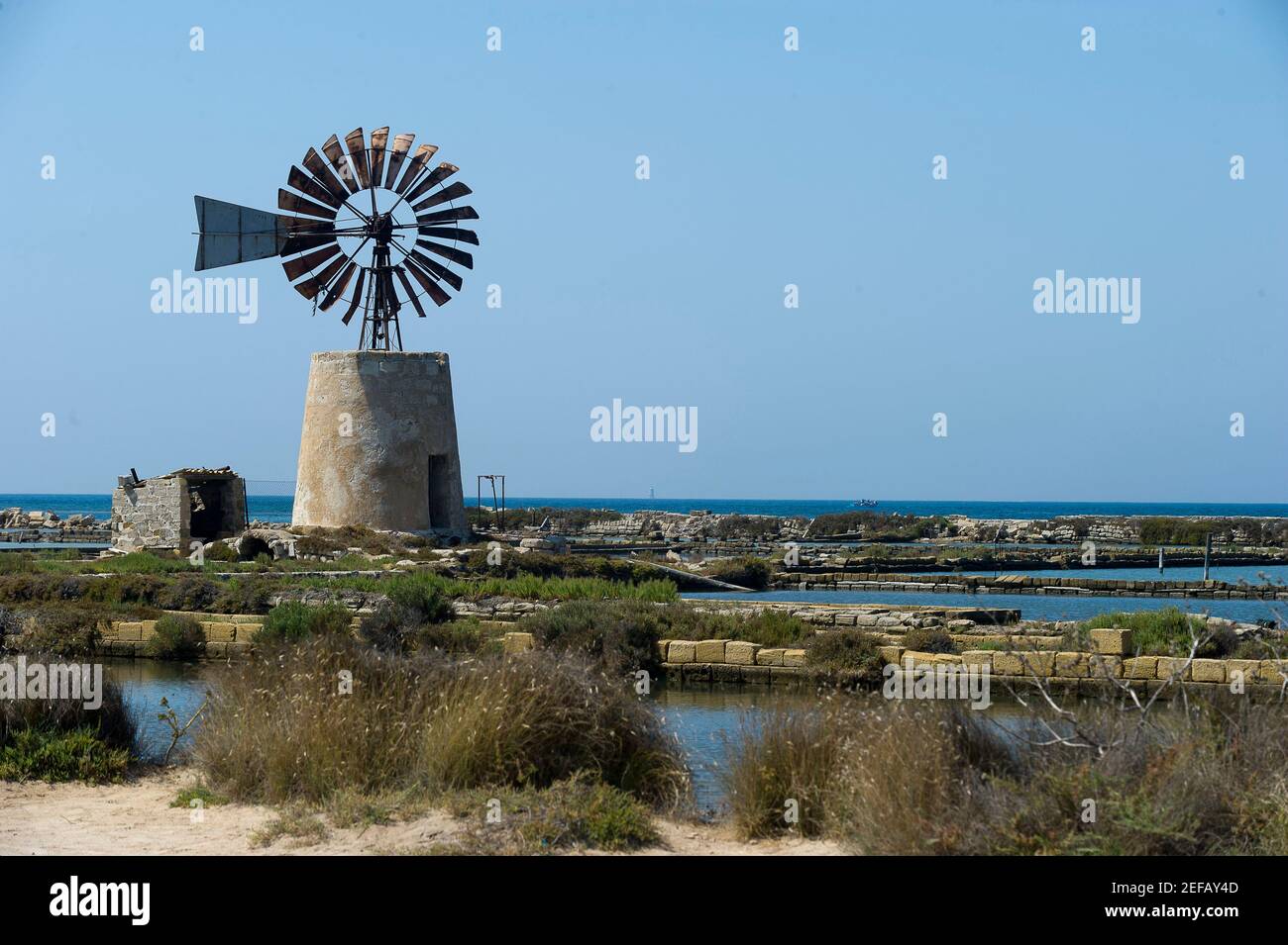 Mulini a vento e saline nei pressi di Trapani e Marsala, Sicilia, Italia Foto Stock