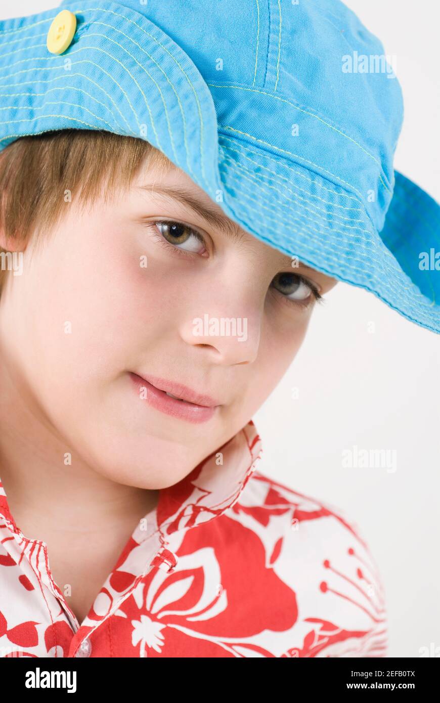 Ritratto di un ragazzo che indossa un cappello da cowboy Foto Stock