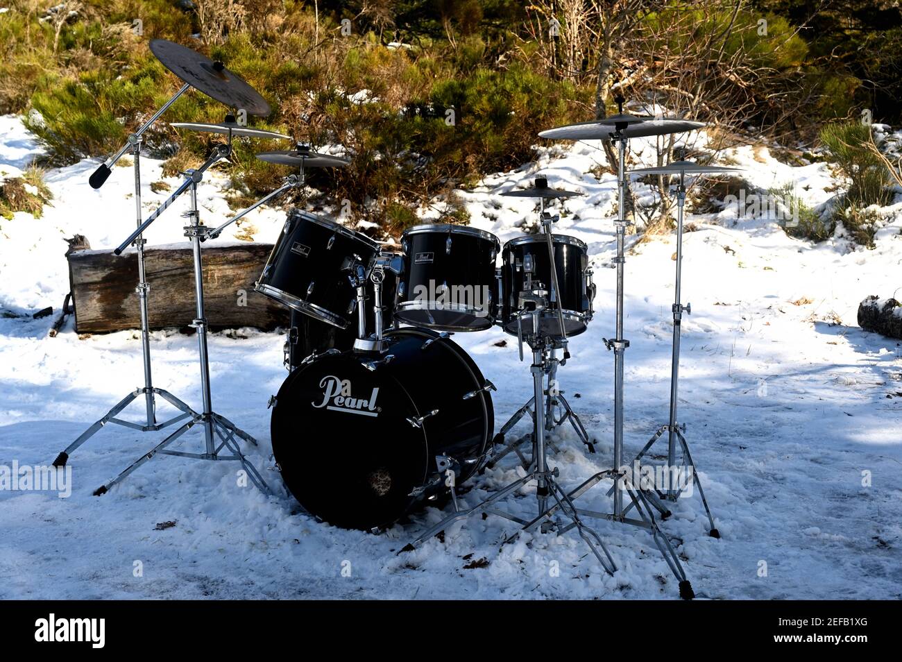 LE VIGAN, FRANCIA - 29 gennaio 2021: drumset, cembali e tamburi polverizzati dalla neve Foto Stock