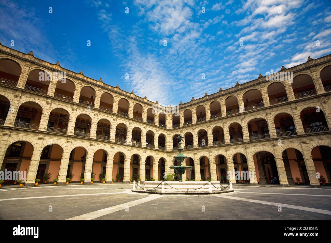 Fontana nel cortile di un edificio governativo, Palazzo Nazionale, Zocalo, Città del Messico, Messico Foto Stock