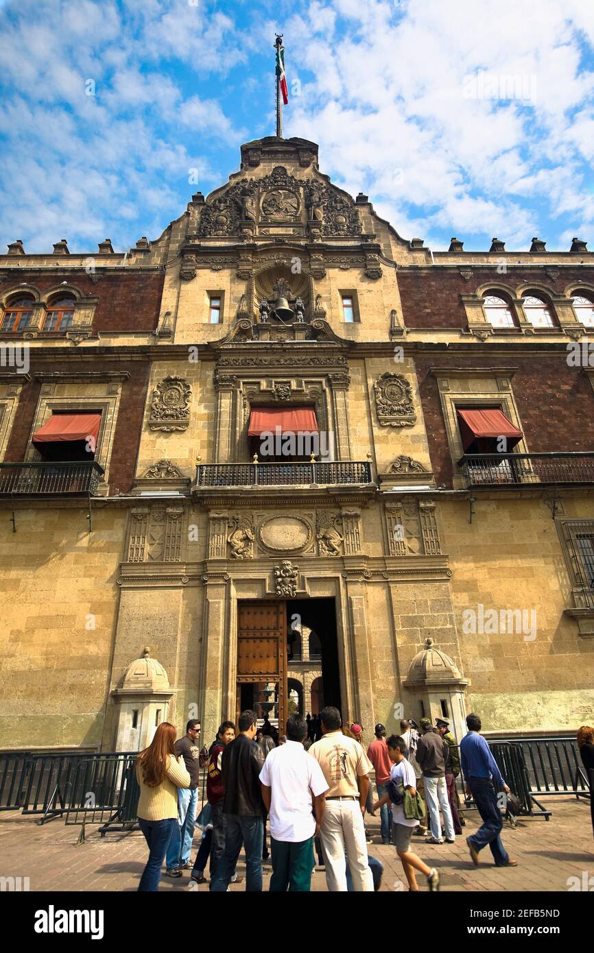 Vista ad angolo basso di un edificio governativo, il Palazzo Nazionale, Zocalo, Città del Messico, Messico Foto Stock