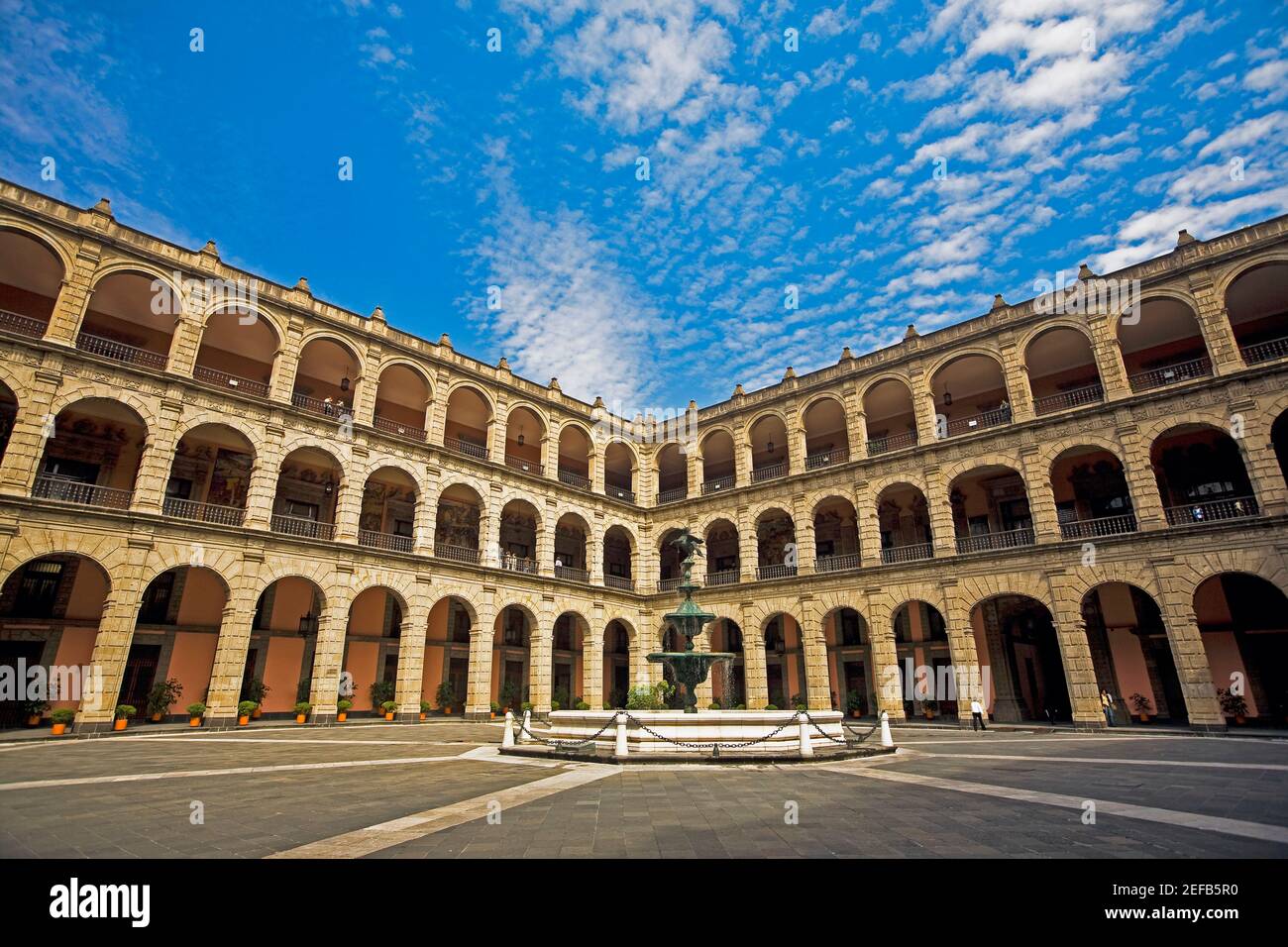 Fontana nel cortile di un edificio governativo, Palazzo Nazionale, Zocalo, Città del Messico, Messico Foto Stock