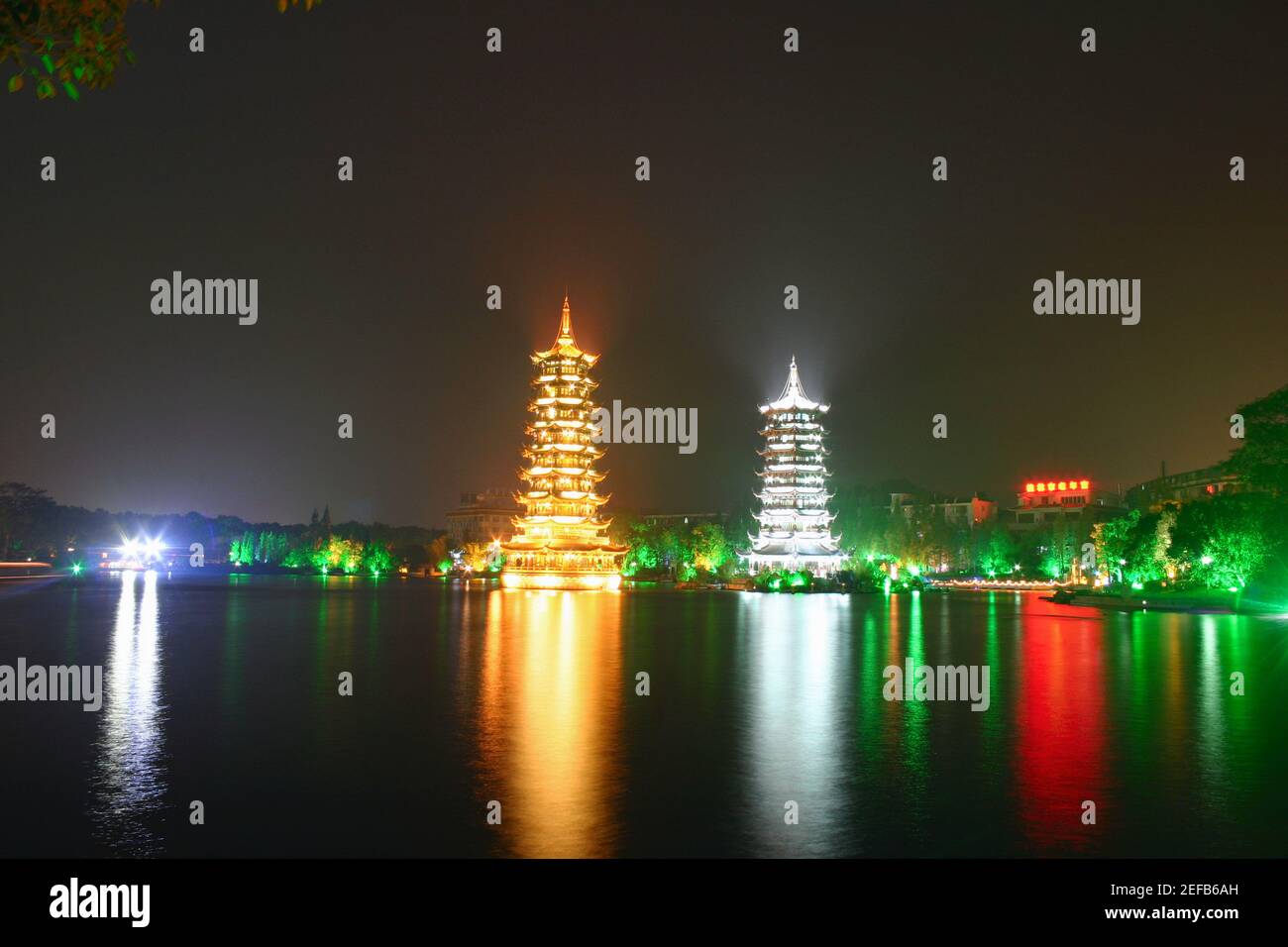 Riflessione delle pagode in acqua, Guilin, Cina Foto Stock