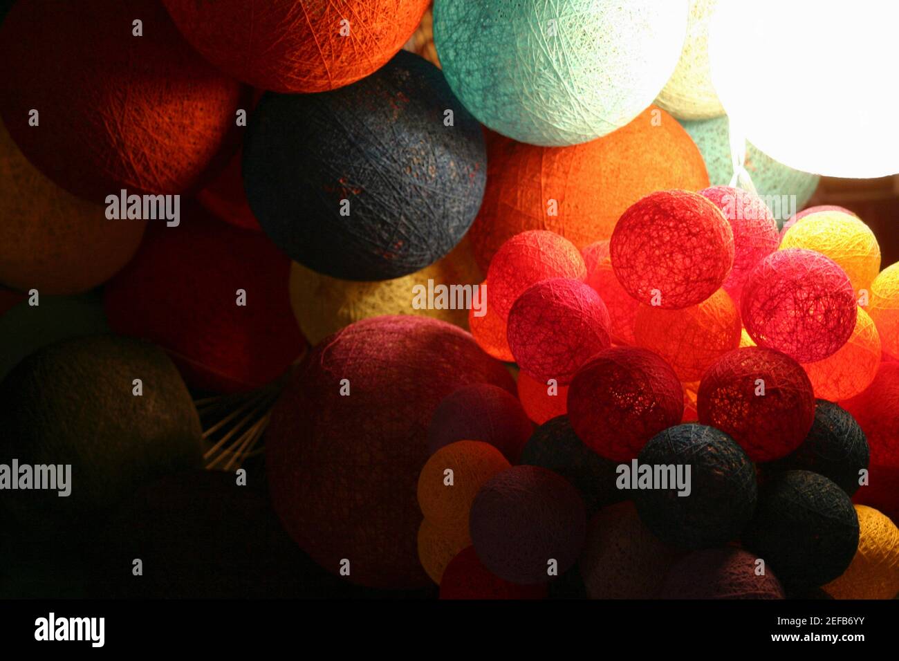 Grande gruppo di palle di lana, mercato notturno, Luang Prabang, Laos Foto Stock