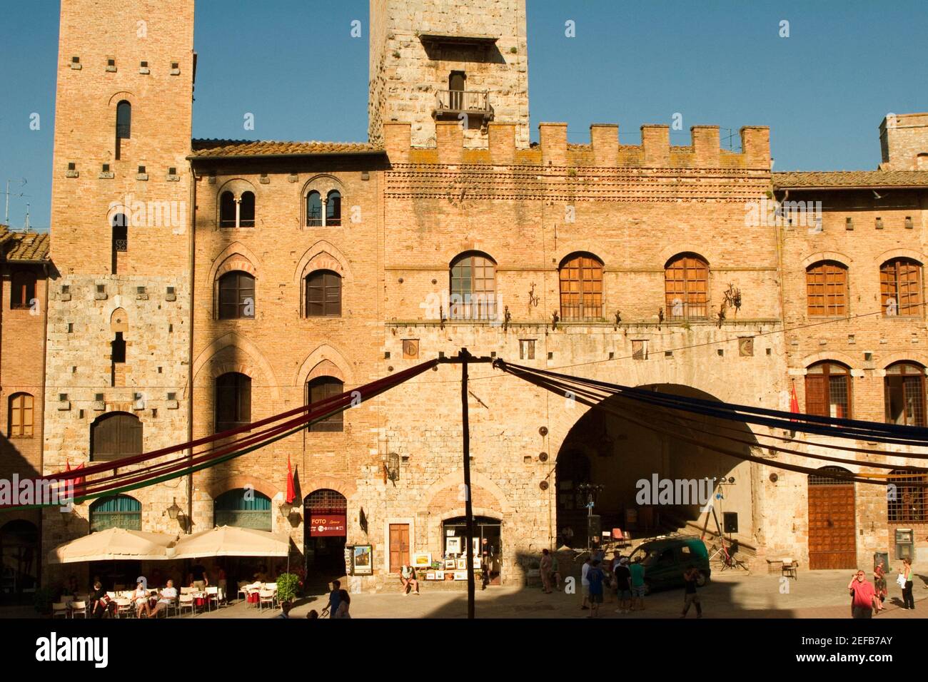 Caffè di fronte a un edificio, Piazza Duomo, San Gimignano, Provincia di Siena, Toscana, Italia Foto Stock