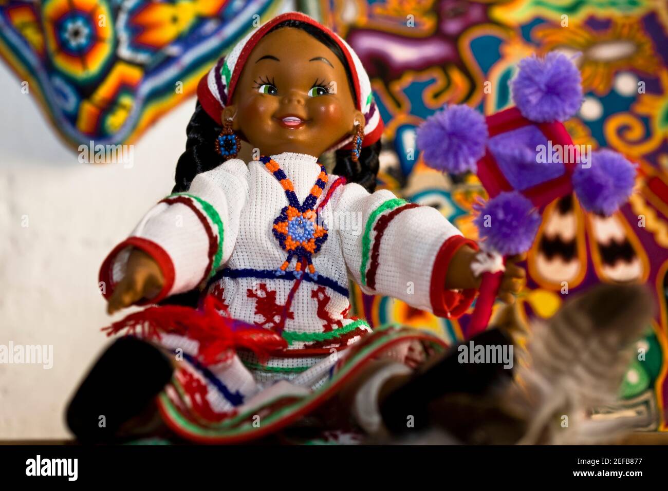 Primo piano di una bambola Huichol, Real De Catorce, San Luis Potosi, Messico Foto Stock