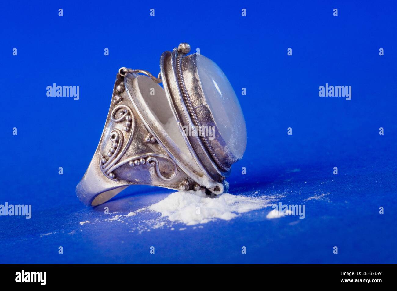 Primo piano di polvere bianca in un anello Foto Stock
