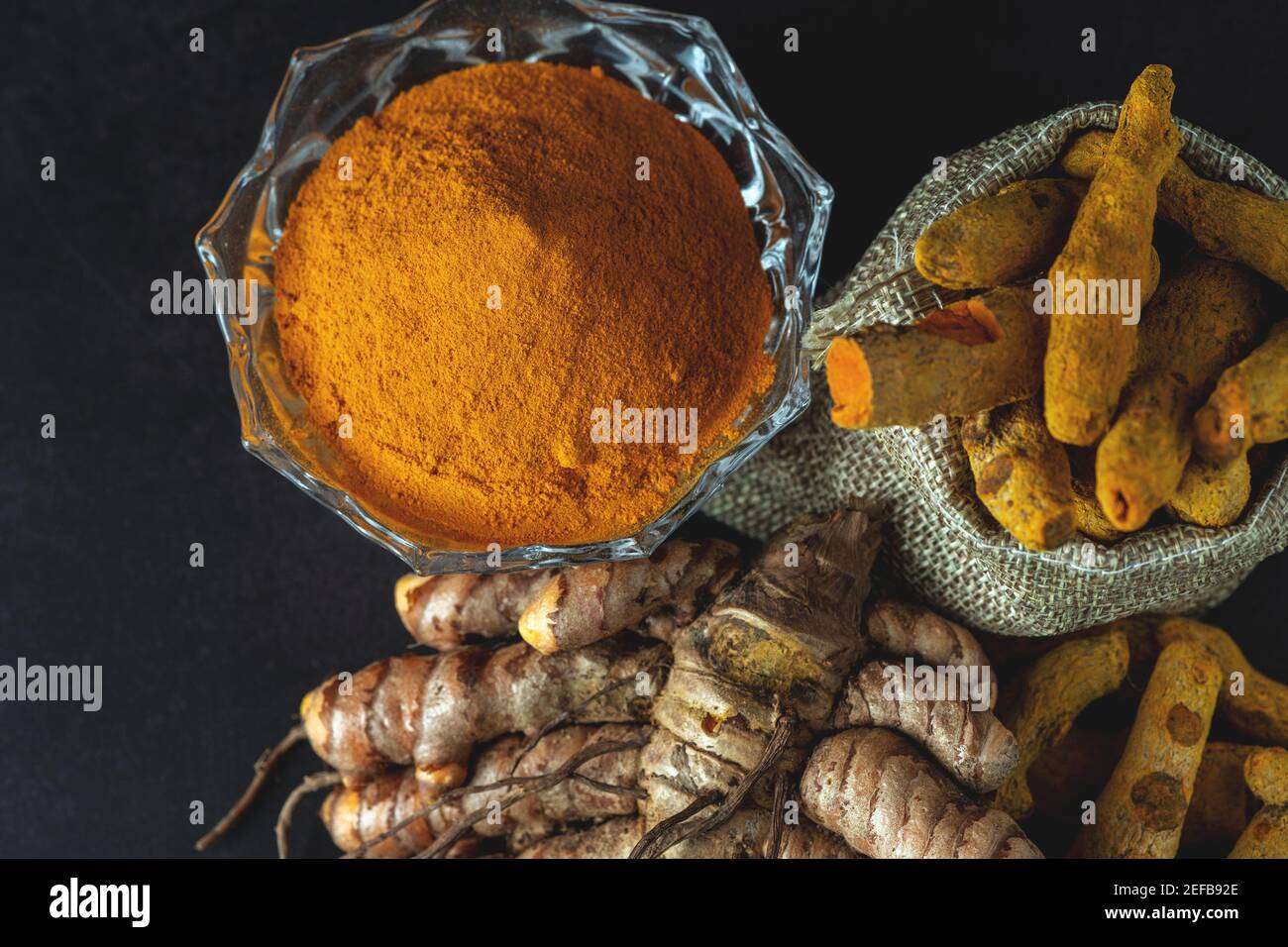 Curcuma è la spezia indiana che dà il colore giallo a. curry ed è una pianta medicinale Foto Stock