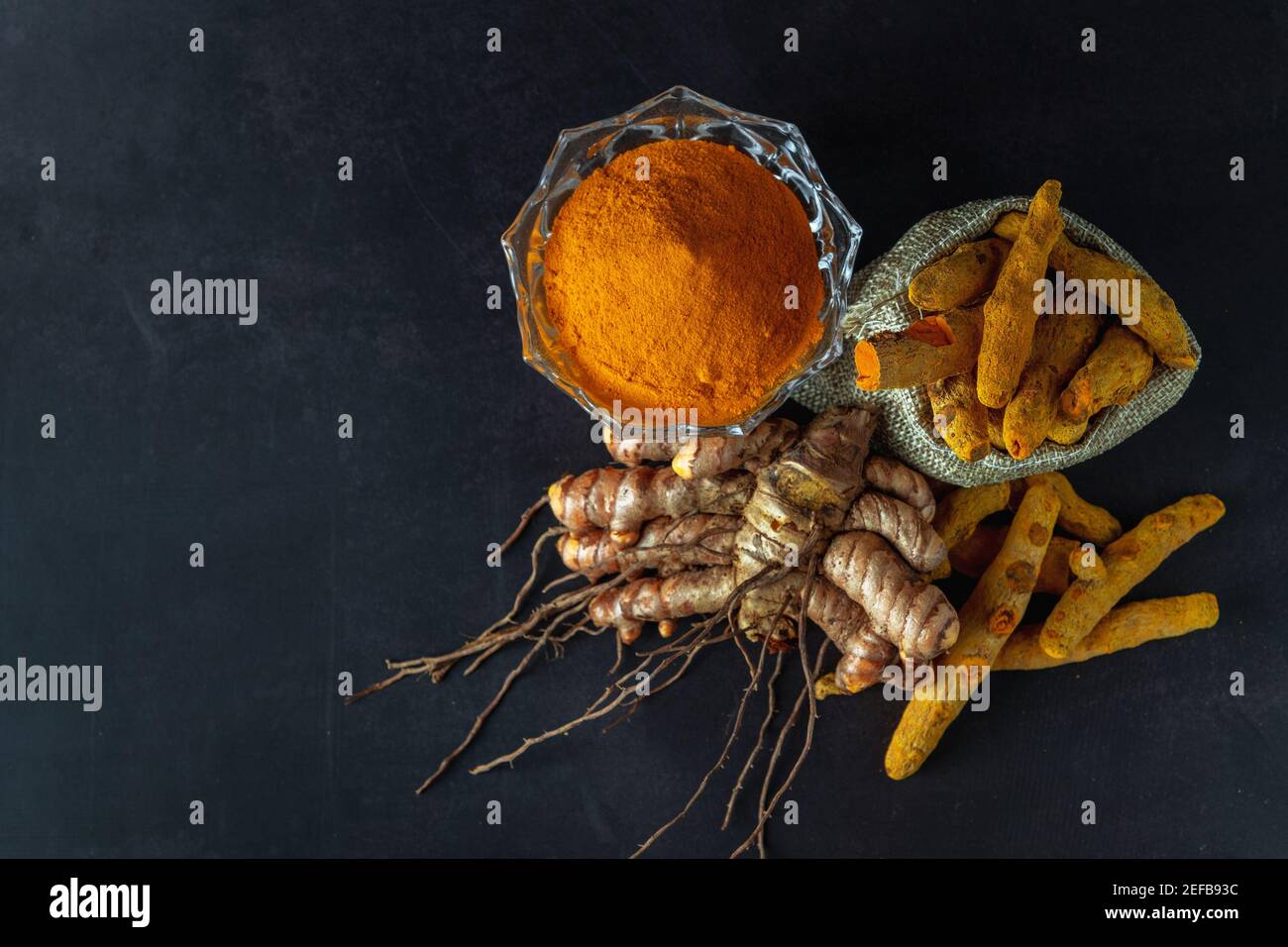 Curcuma è la spezia indiana che dà il colore giallo a. curry ed è una pianta medicinale Foto Stock