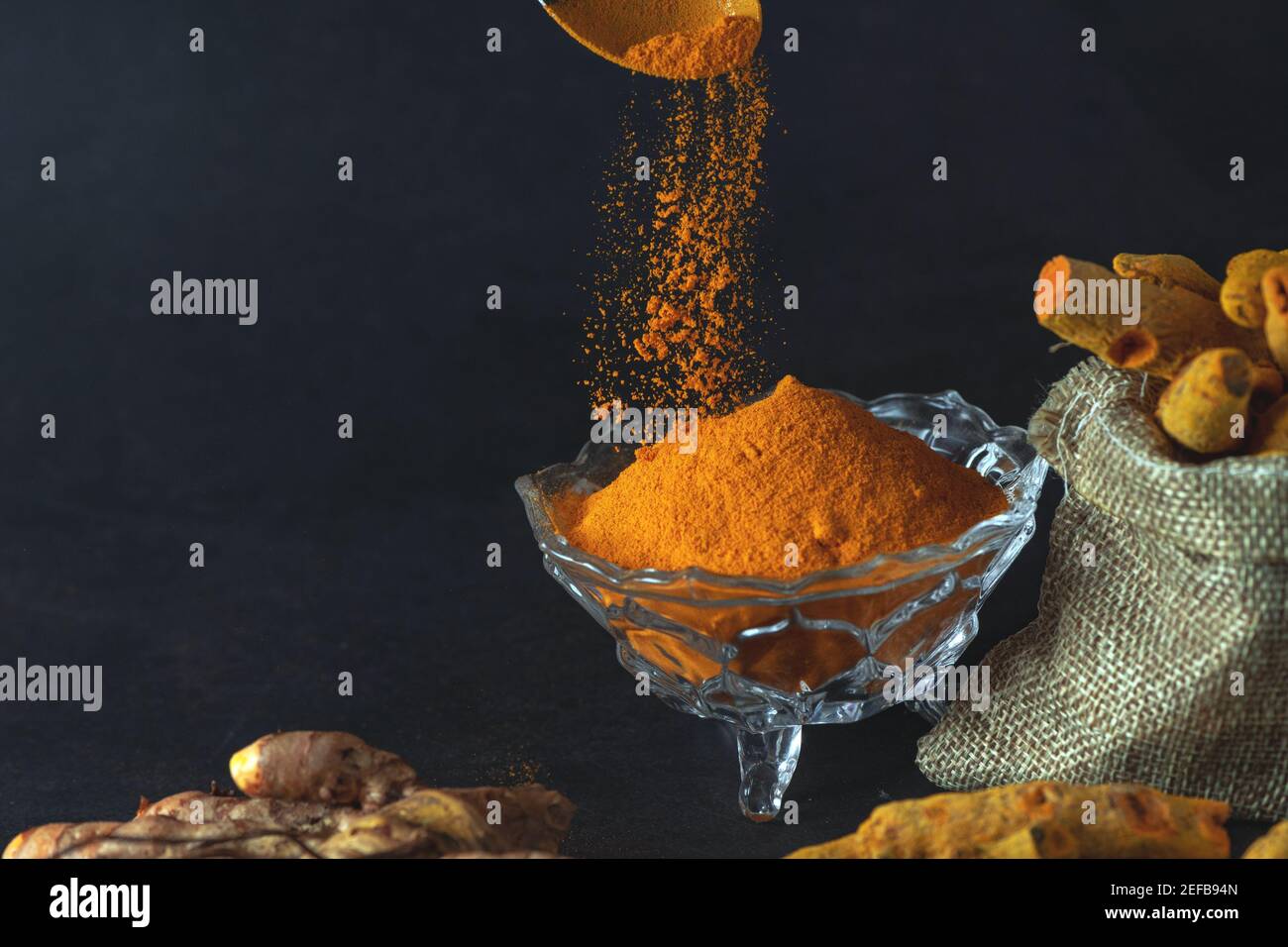 Curcuma è la spezia indiana che dà il colore giallo a. curry ed è una pianta medicinale Foto Stock