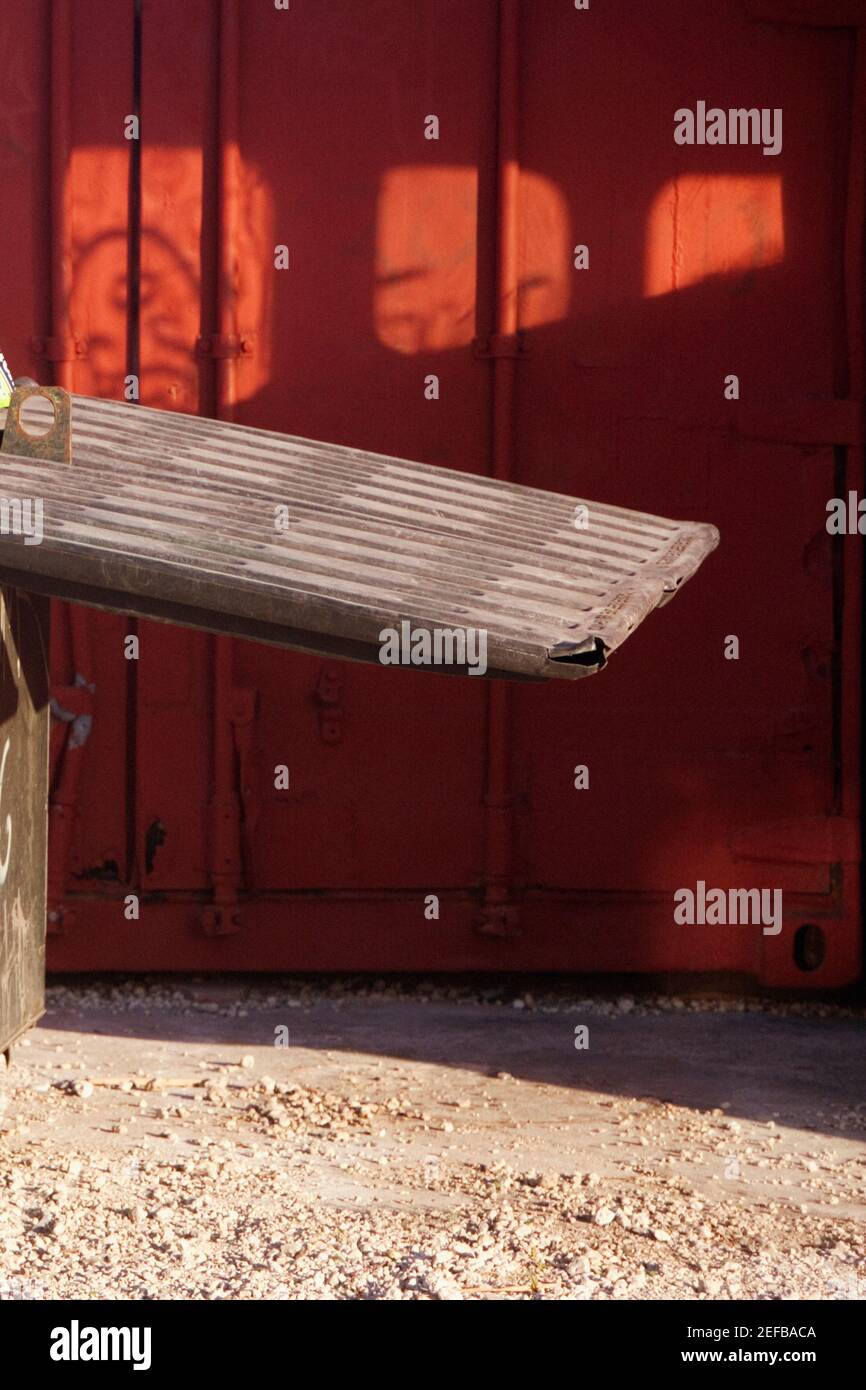 Primo piano di un coperchio metallico di un contenitore di riciclaggio Foto Stock