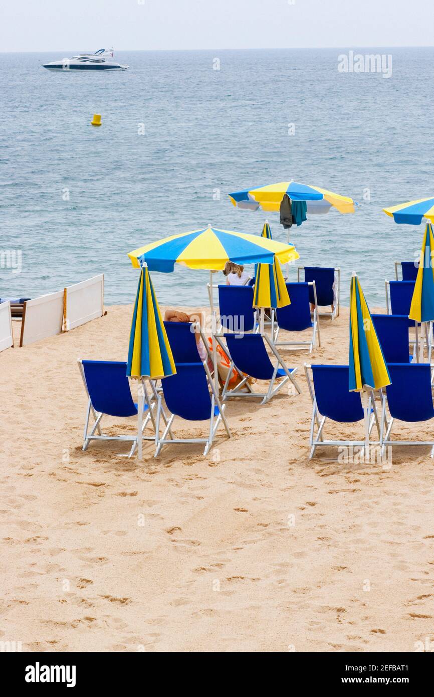 Sedie a sdraio e ombrelloni sulla spiaggia, Plage De la Croisette, Cote  dÅ½Azur, Cannes, Provence Alpes Cote DÅ½Azur, Francia Foto stock - Alamy