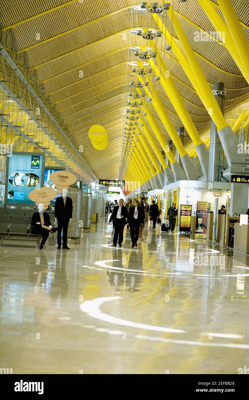 Gruppo di persone all'interno di un terminal, Madrid, Spagna Foto Stock
