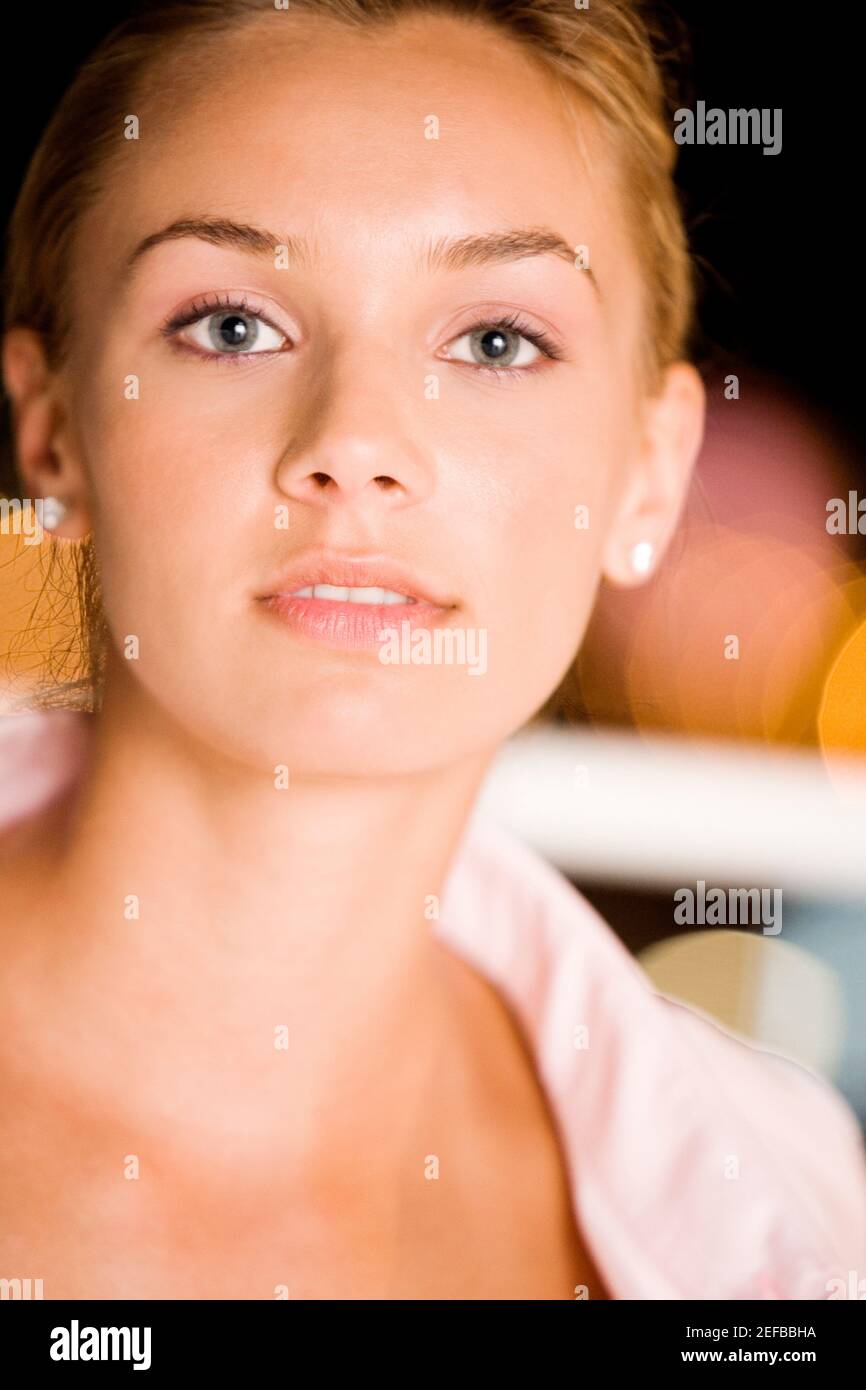 Ritratto di una giovane donna Foto Stock
