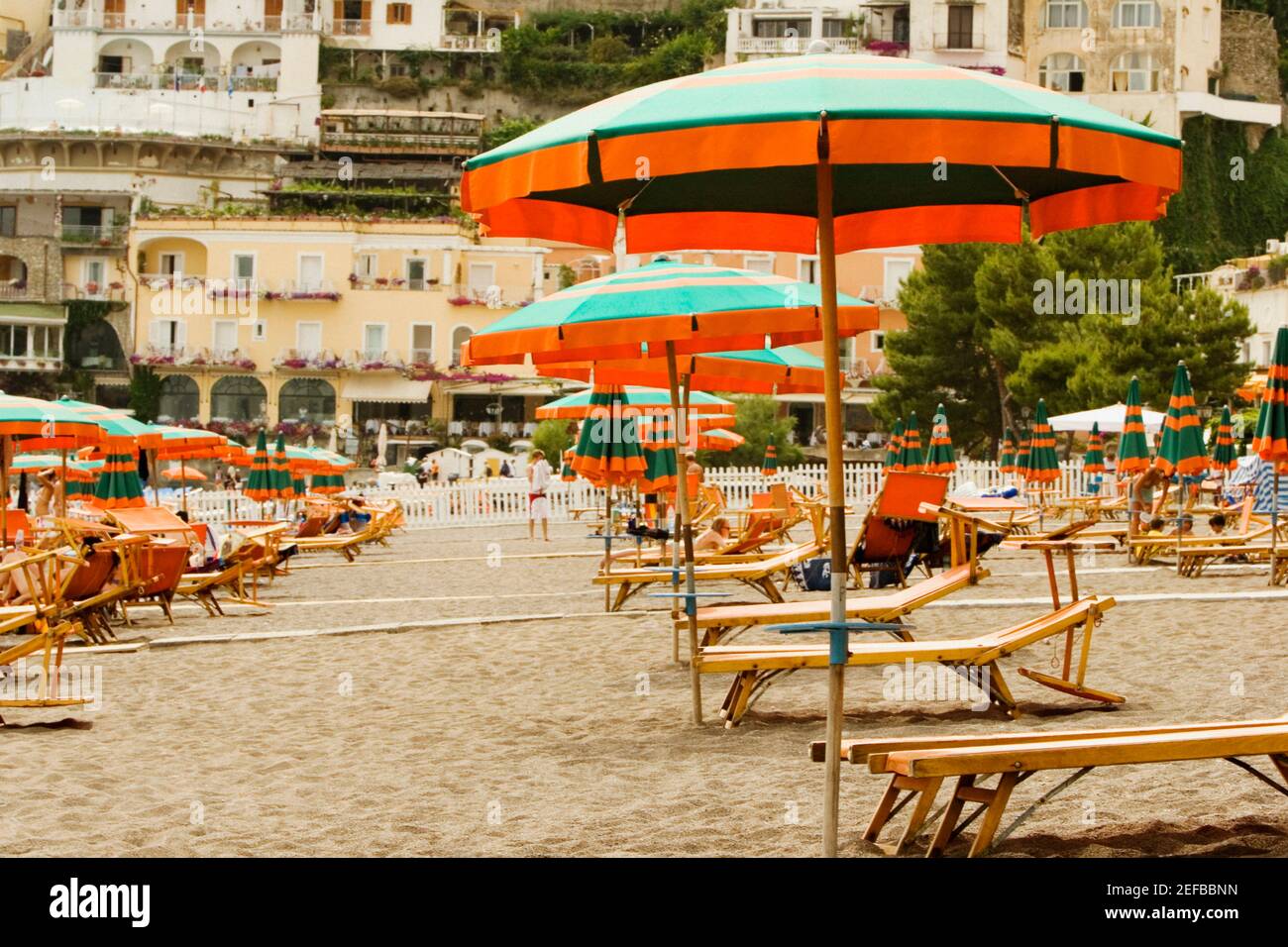 Sdraio con ombrelloni in spiaggia, Spiaggia Grande, Positano, Costiera  Amalfitana, Salerno, Campania, Italia Foto stock - Alamy