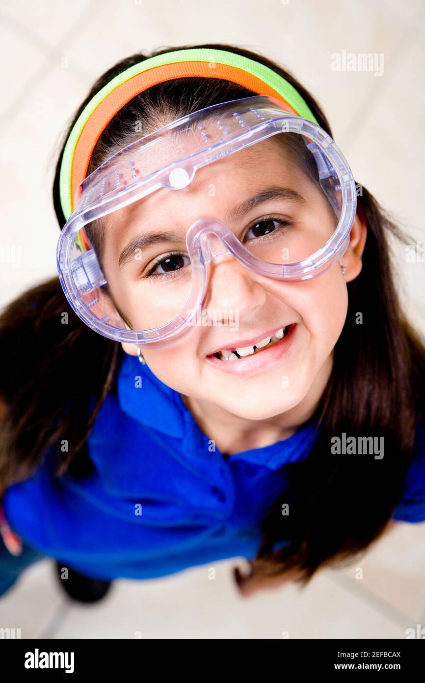 Ritratto di una ragazza che indossa uno snorkeling e sorridente Foto Stock