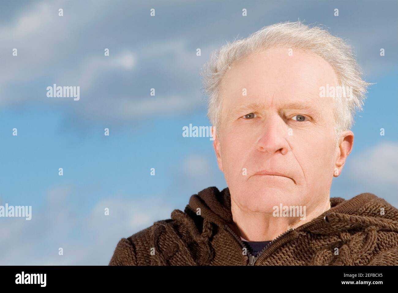 Ritratto di un uomo anziano cercando gravi Foto Stock