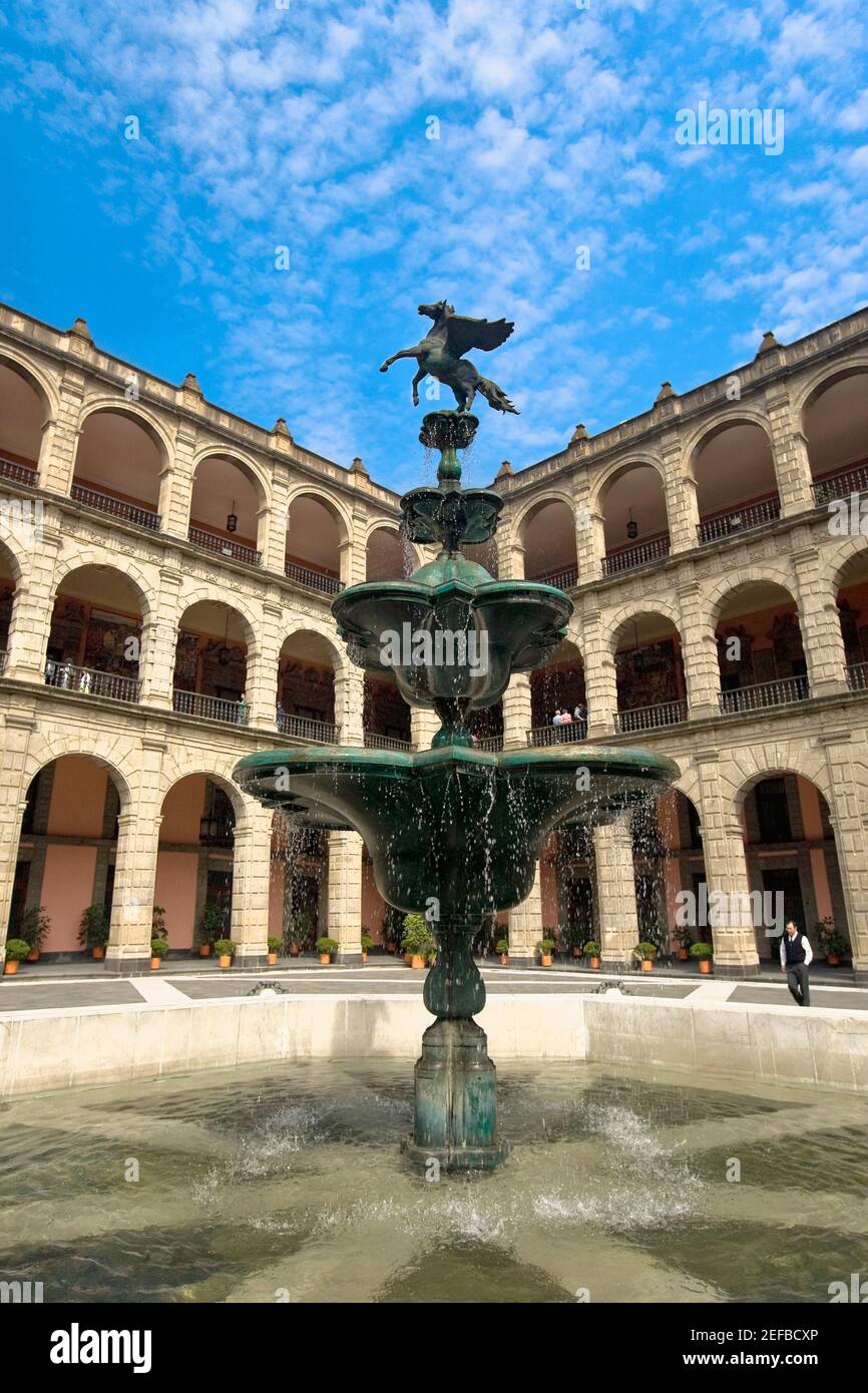 Vista ad angolo basso di una fontana nel cortile di un edificio governativo, Palazzo Nazionale, Zocalo, Città del Messico, Messico Foto Stock