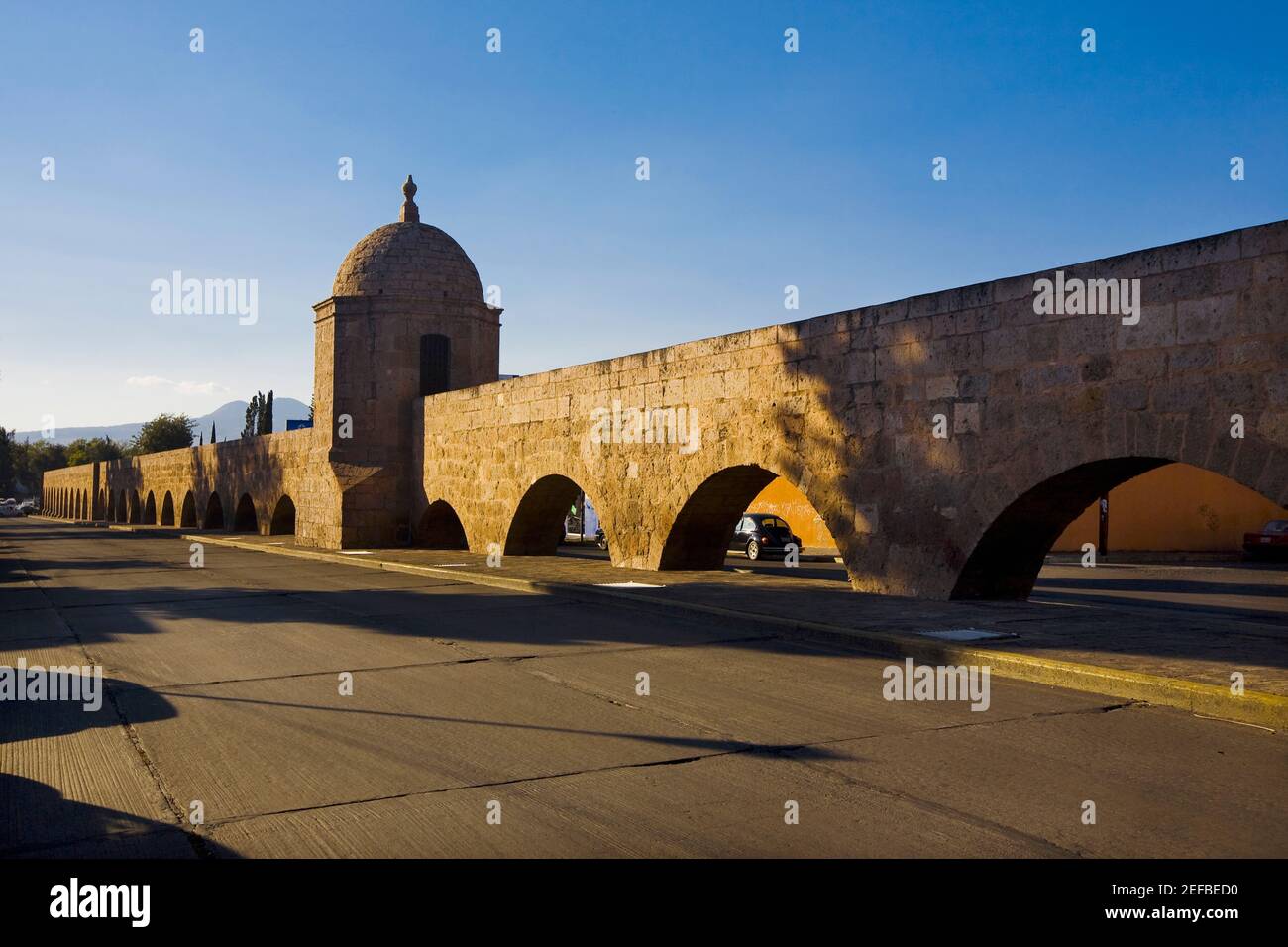 Acquedotto lungo una strada, Morelia, Stato di Michoacan, Messico Foto Stock