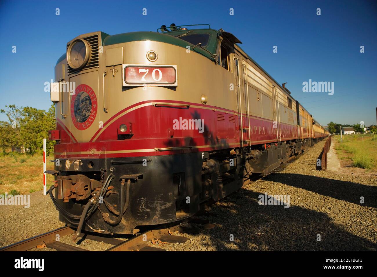 Treno pendolari in movimento su binario ferroviario Foto Stock