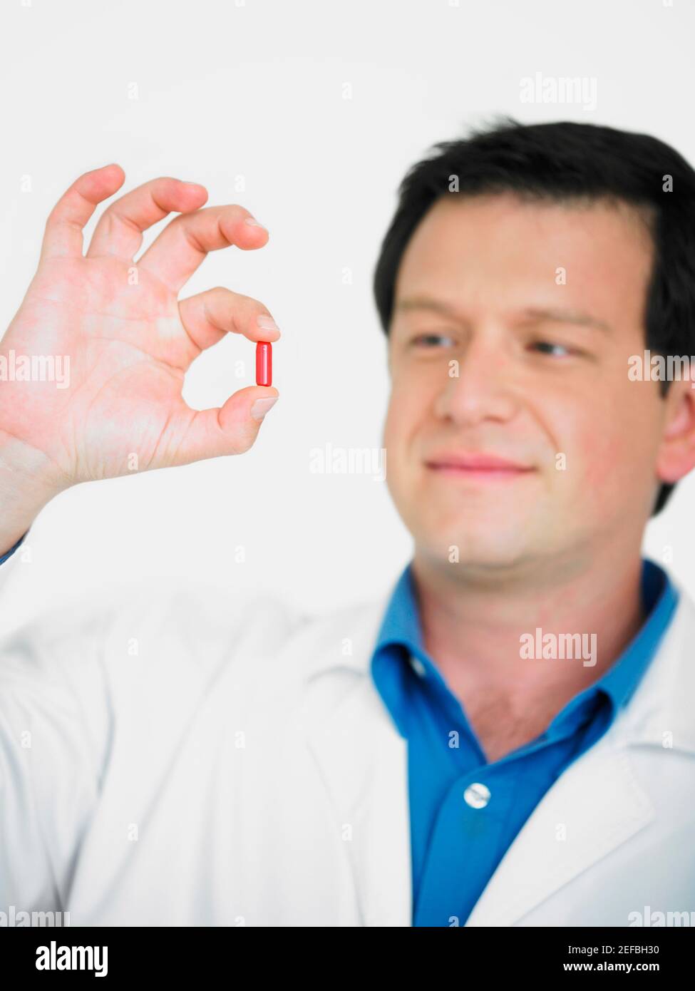 Close_up di un medico maschile che tiene una capsula Foto Stock