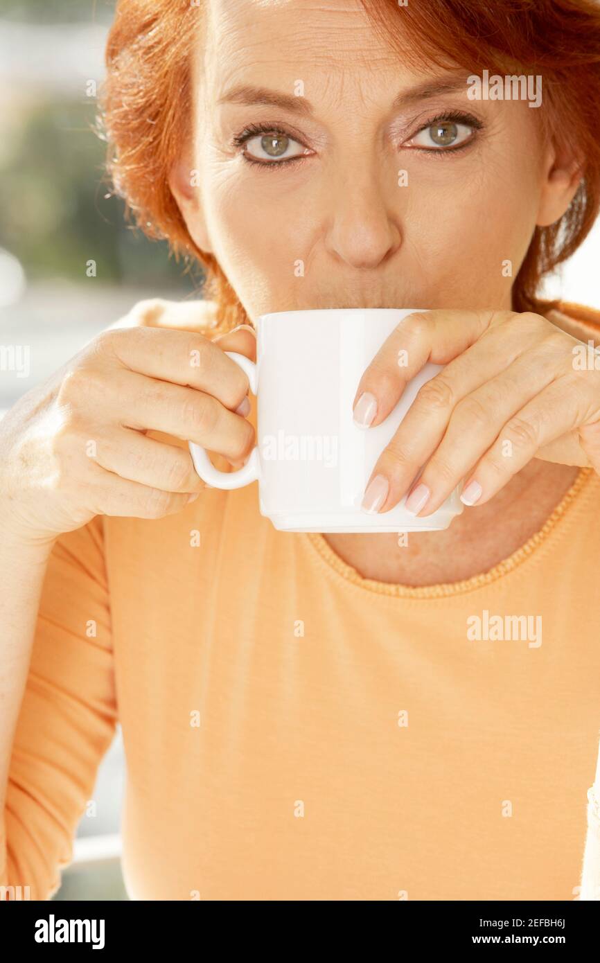 Ritratto di una donna anziana che beve una tazza di caffè Foto Stock