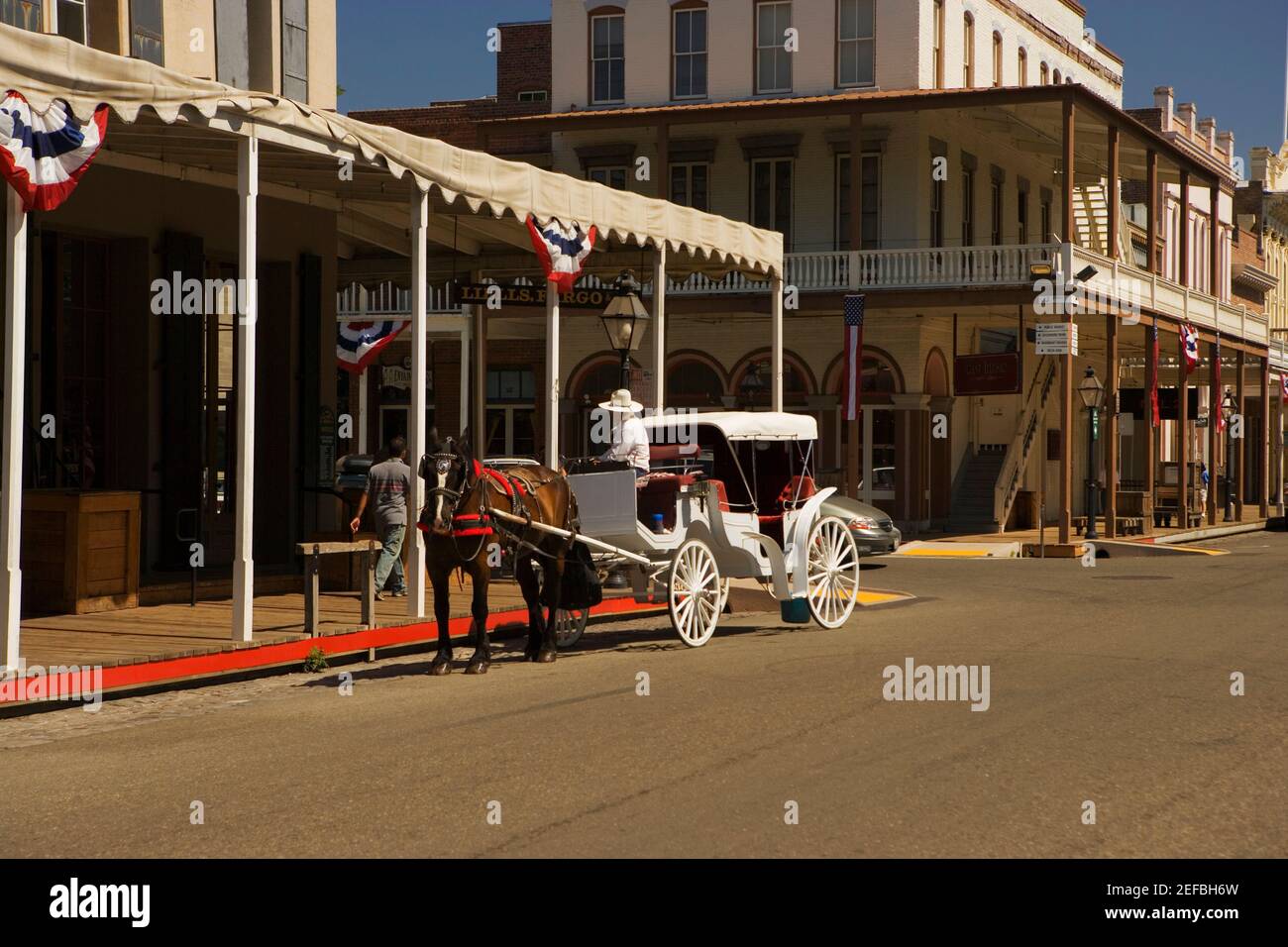 Carrello di cavalli in movimento su una strada Foto Stock