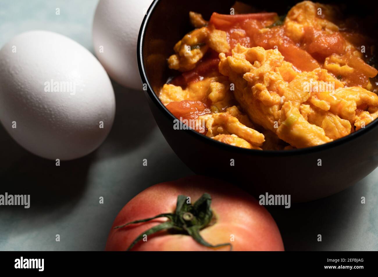 Uova strapazzate con pomodori è un pasto casalingo Taiwan, Cina ed altre uova area.strapazzate dell'asia orientale con tomatos bolliti, basati con salsa di pomodoro Foto Stock