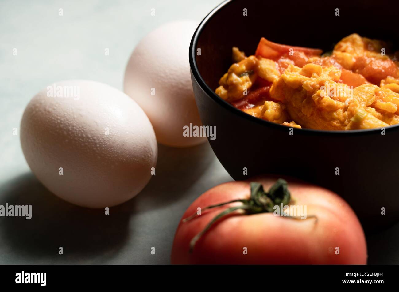 Uova strapazzate con pomodori è un pasto casalingo Taiwan, Cina ed altre uova area.strapazzate dell'asia orientale con tomatos bolliti, basati con salsa di pomodoro Foto Stock