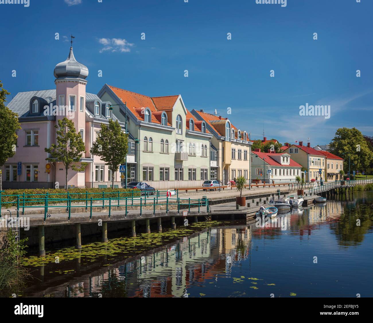 RONNEBY, SVEZIA - 1 agosto 2020: Case storiche sul canale nella cittadina di Ronneby in Svezia. Foto Stock