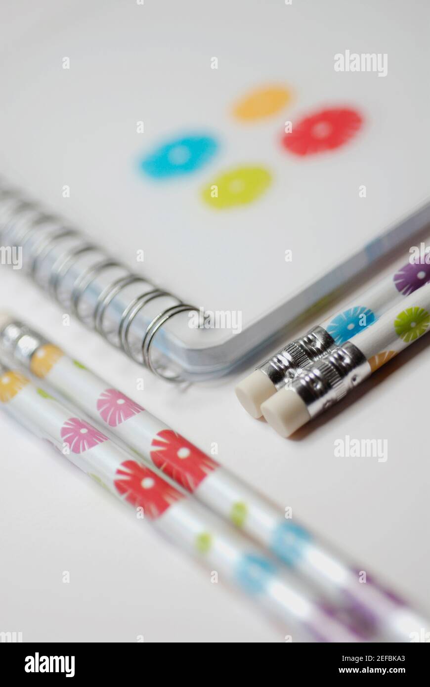 Primo piano di un notebook a spirale con matite Foto Stock