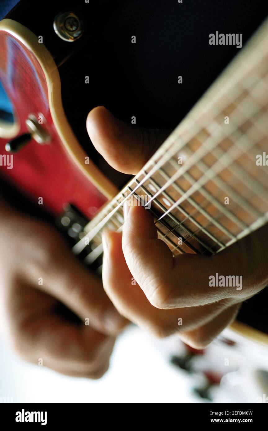 Close-up uomo di suonare una chitarra elettrica Foto Stock