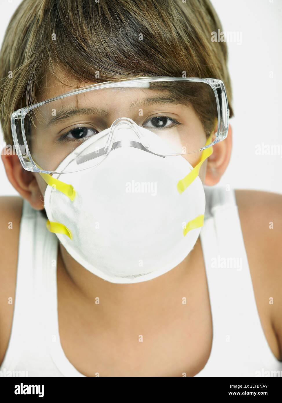 Ritratto di un ragazzo che indossa una maschera antinquinamento Foto stock  - Alamy