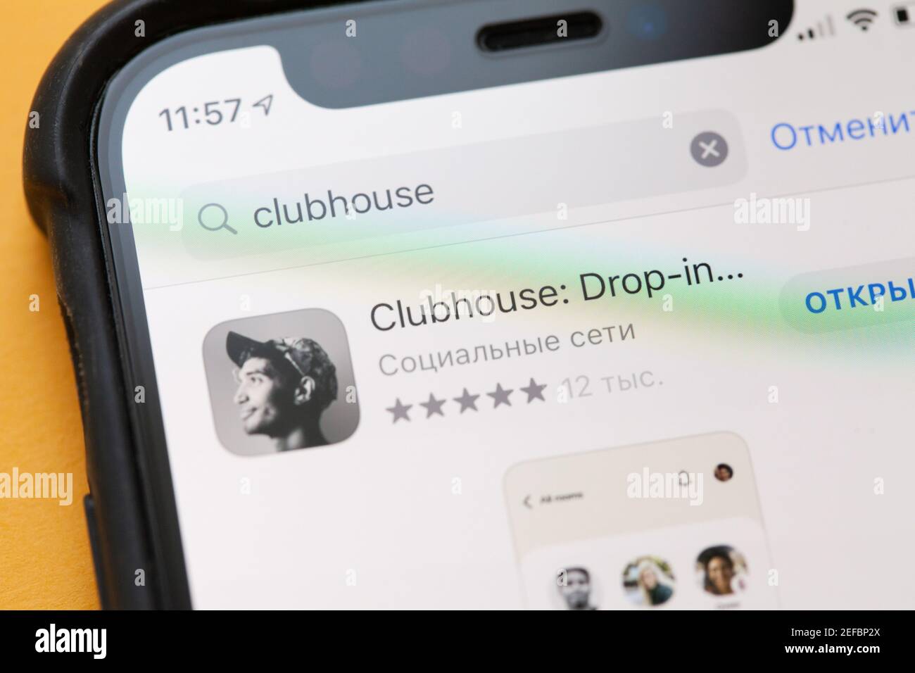 Mosca, Russia - 17 febbraio 2021: Clubhouse Drop nella ricerca di applicazioni audio chat nell'appstore primo piano Foto Stock