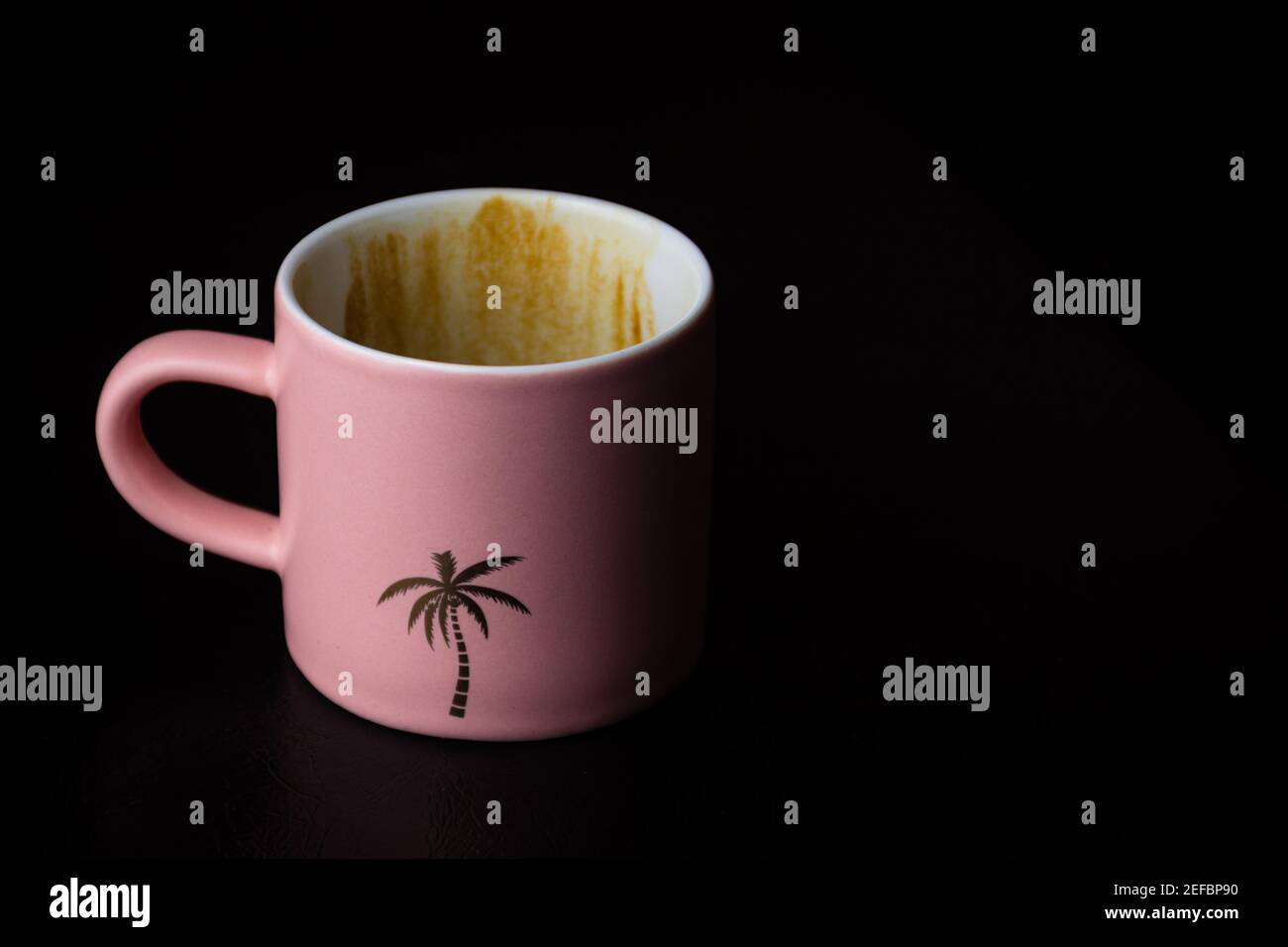 Una tazza da caffè con palme rosa opaca Foto Stock
