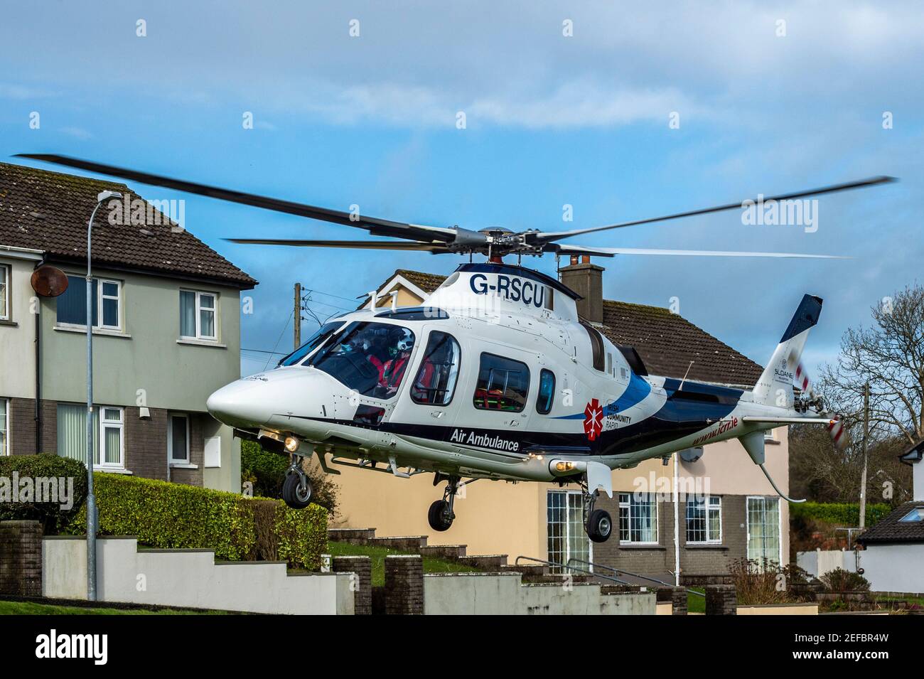 Timoleague, West Cork, Irlanda. 17 Feb 2021. L'ambulanza aerea è atterrato in una tenuta di Timoleague questa mattina ad un paziente che ha avuto un attacco di cuore. Purtroppo, il paziente è passato via così non è stato trasportato in ospedale. Credit: AG News/Alamy Live News Foto Stock